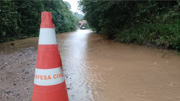 Chuva dura uma semana e moradores continuam ilhados sem ponte